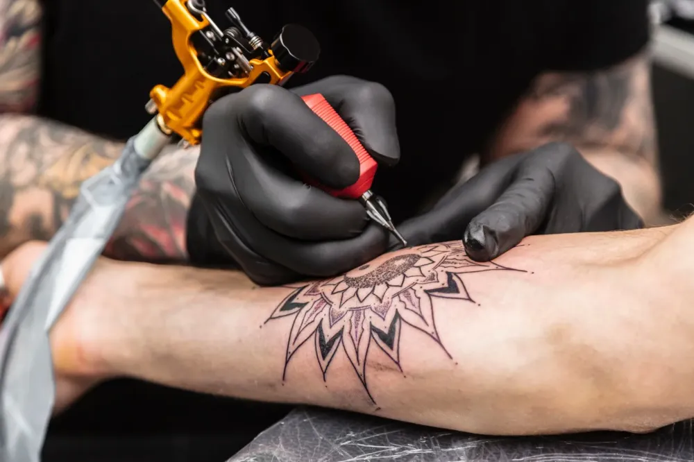 Tatouage noir et blanc près de Paris 4e